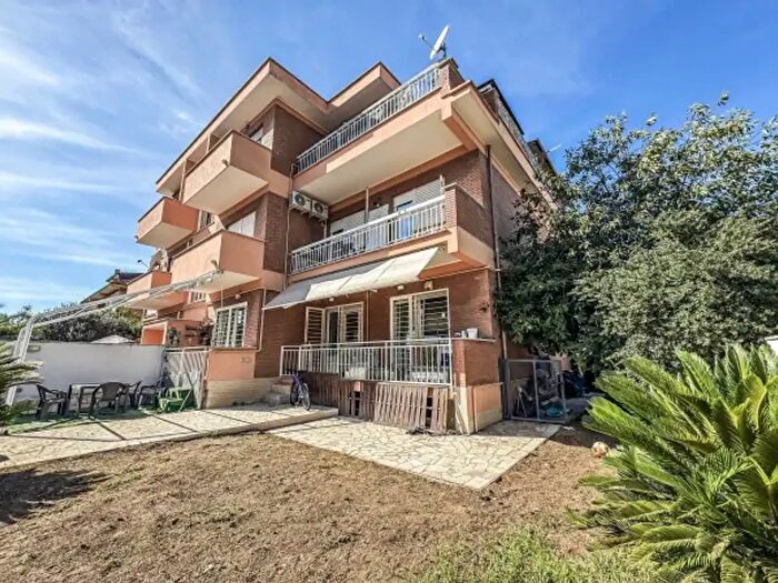 Appartamento quadrilocale in vendita in Via Leonardo Mellano, Roma