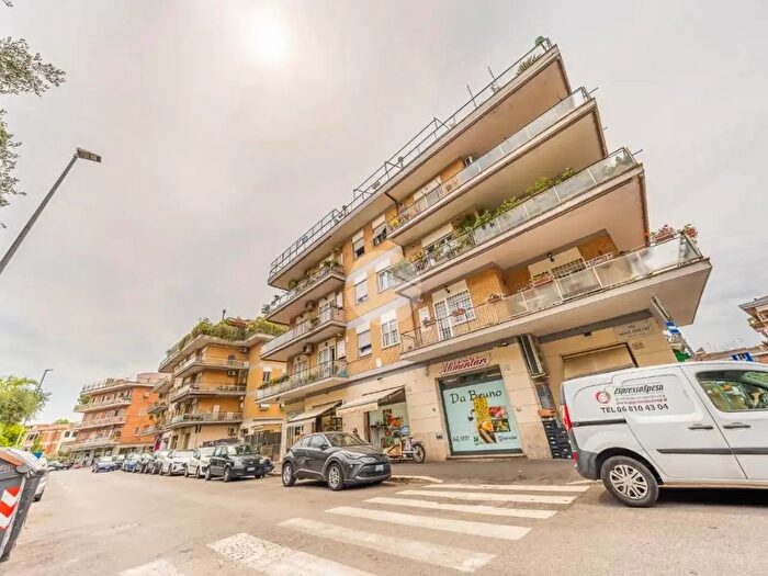 Appartamento trilocale in vendita in Via Piero Foscari, Roma