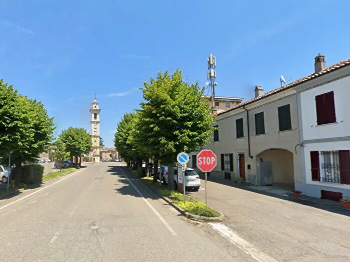 Appartamento trilocale in affitto in Via Roma, Rovescala