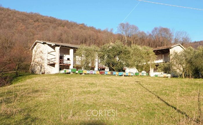 Casa con 12 locali in vendita in Via Vago Zandobbio, Zandobbio