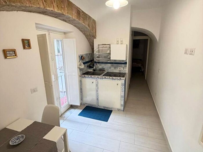 Appartamento bilocale in affitto in Via Atri, Centro Storico, Napoli