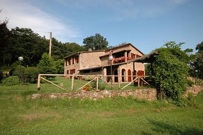 Casa con 10 locali in vendita in Via Case Sparse, Monticiano