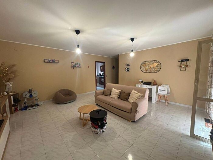 Appartamento trilocale in affitto in Via Vittorio Emanuele III, Centro, Casalnuovo di Napoli