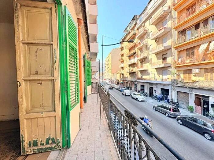 Appartamento quadrilocale in vendita in Via Oreto, Palermo