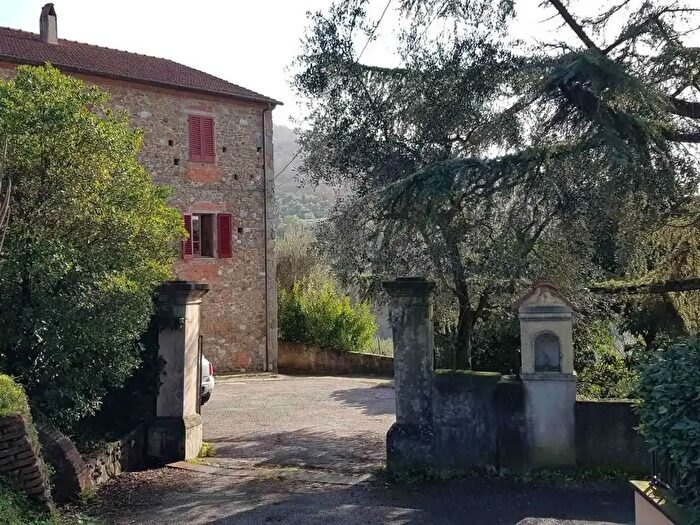 Casa con 15 locali in vendita in Larciano