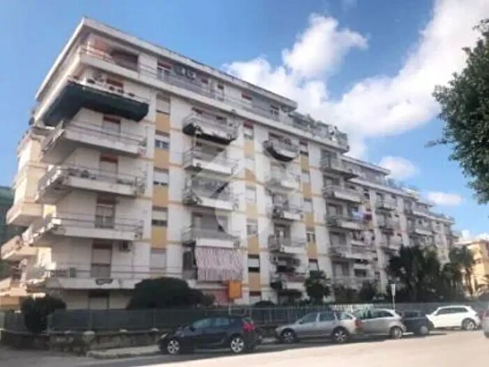 Appartamento con 5 locali in affitto in Via Giuseppe Pianell, Palermo