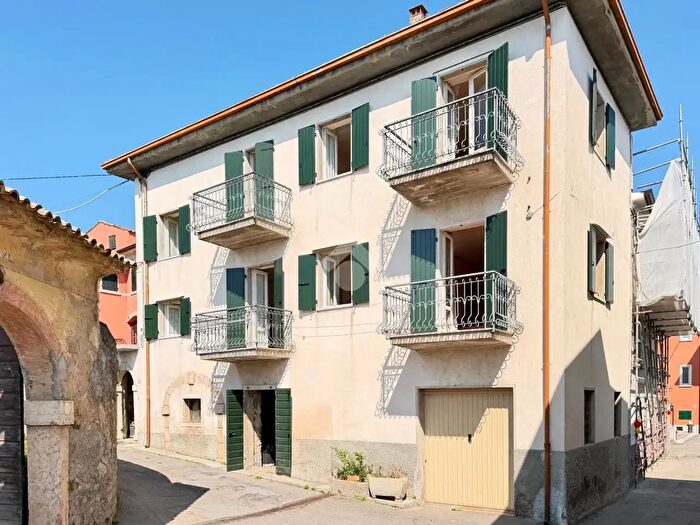 Casa con 5 locali in vendita in Via Fratelli Canestrari, Costermano