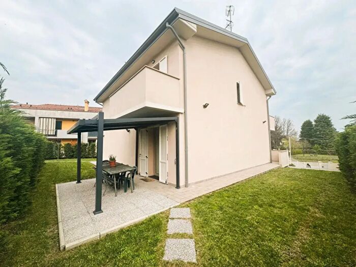 Casa con 10 locali in vendita in Strada San Geminiano, Traversetolo