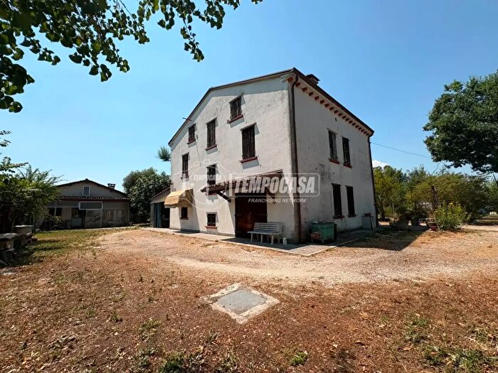 Casa con 5 locali in vendita in Via Diavolo, Mirandola