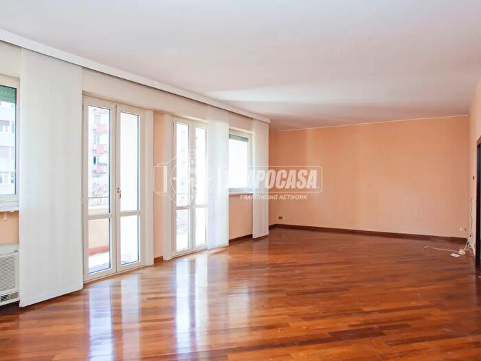 Appartamento con 5 locali in vendita in Via Cesare Cesariano, Milano