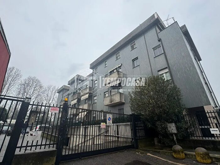 Appartamento trilocale in vendita in Via Palmanova, Baranzate