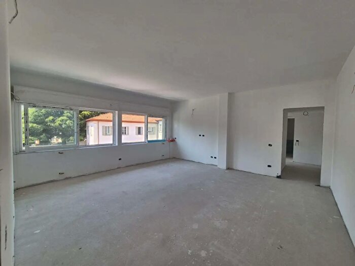 Appartamento trilocale in vendita in Via Zezio, Como