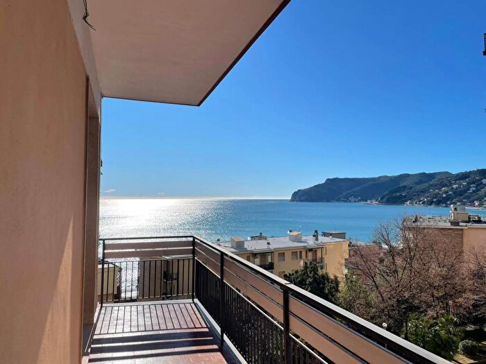 Appartamento trilocale in affitto in Via Vecchie Fornaci, Spotorno