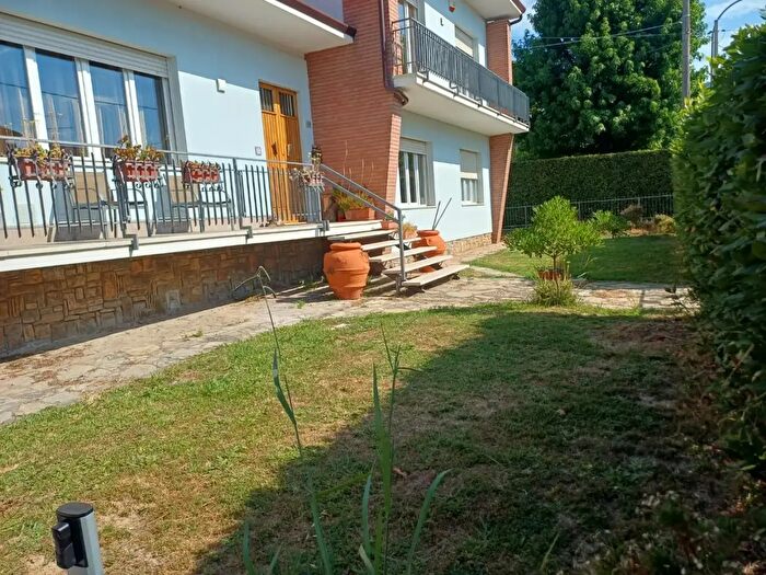 Casa con 6 locali in vendita in Cascina