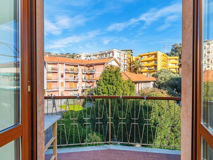 Appartamento quadrilocale in affitto in Via Brunenghi, Centro, Finale Ligure