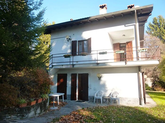 Casa con 15 locali in vendita in Nebbiuno