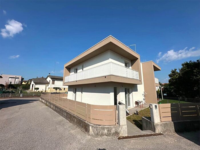 Casa con 6 locali in vendita in Silea