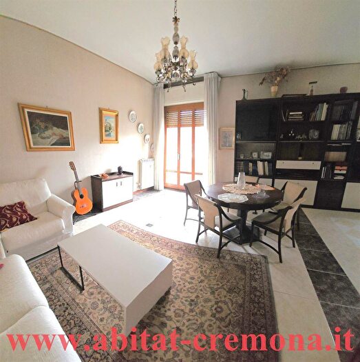 Appartamento quadrilocale in vendita in Via Orti Romani, Cremona