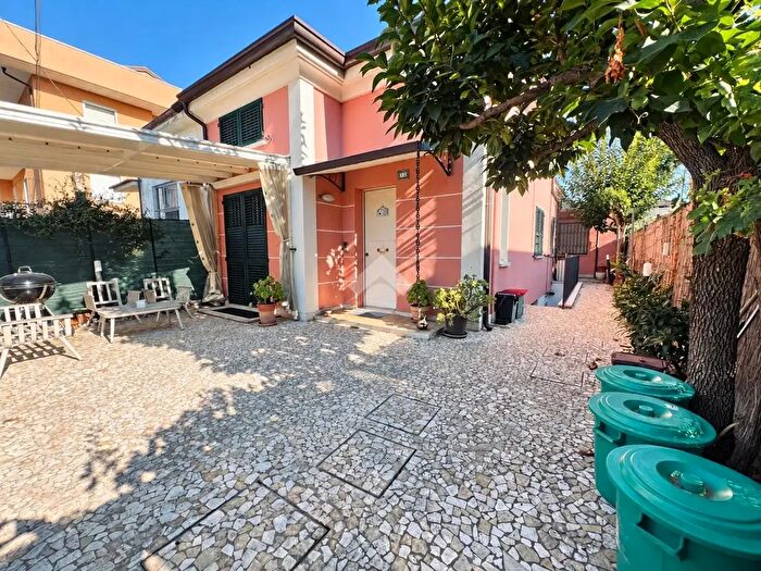 Casa con 8 locali in vendita in Viale Giacinto Martinelli, Rimini