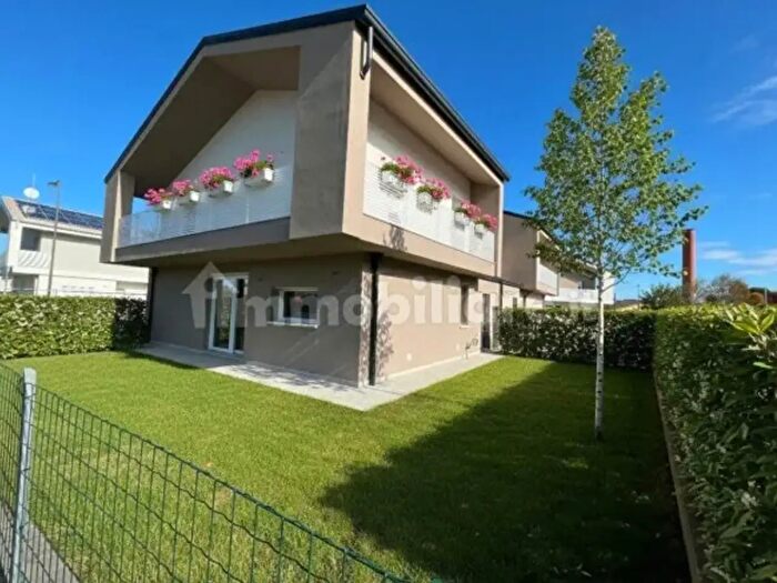 Casa quadrilocale in vendita in Via Friuli, Lomazzo