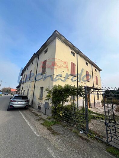 Casa con 10 locali in vendita in CastellArquato