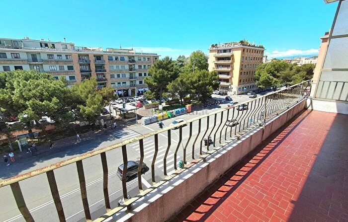 Appartamento con 8 locali in vendita in Piazza Leonardo da Vinci, Genova