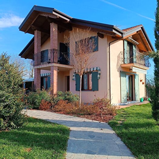 Casa con 7 locali in vendita in Via ai Colli, Barbania
