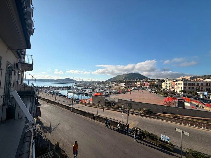 Appartamento trilocale in affitto in Via Caldaie, Porto, Pozzuoli