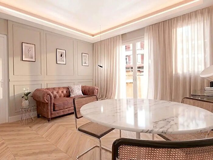 Appartamento trilocale in vendita in Viale Papiniano, Milano