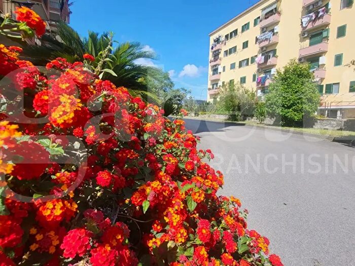 Appartamento trilocale in vendita in Via Beccadelli, Napoli