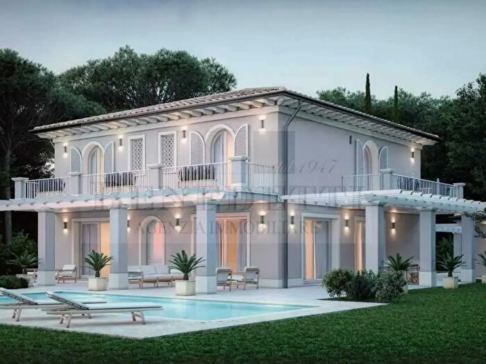 Casa con 11 locali in vendita in Pietrasanta