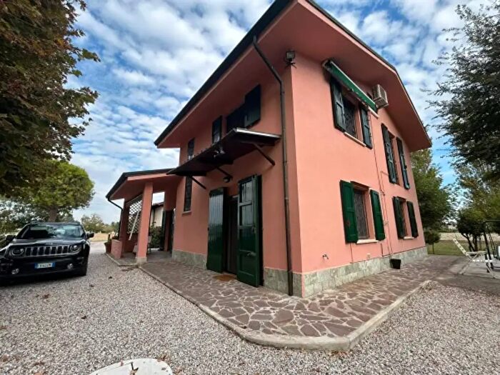 Casa con 5 locali in vendita in Via Lamborghini, Cento