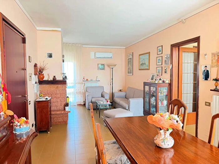 Appartamento con 6 locali in vendita in Via Lorenzo Betti, Spoleto
