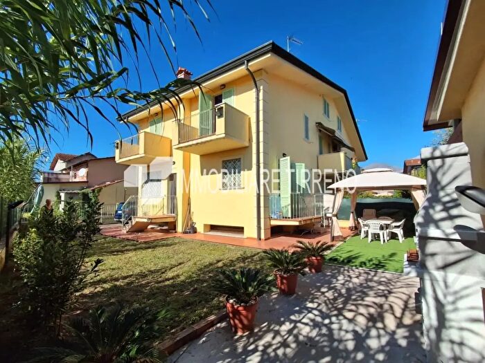 Casa con 5 locali in vendita in Massa