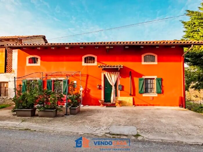 Casa con 6 locali in vendita in Via Provinciale, Serravalle Langhe
