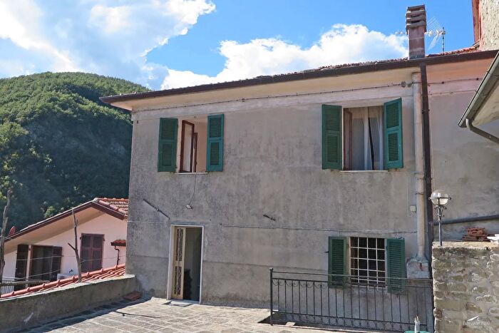 Casa con 7 locali in vendita in Bagnone