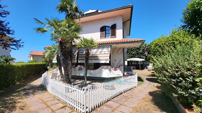 Casa con 11 locali in vendita in Via Lago dIseo, Rosignano Marittimo