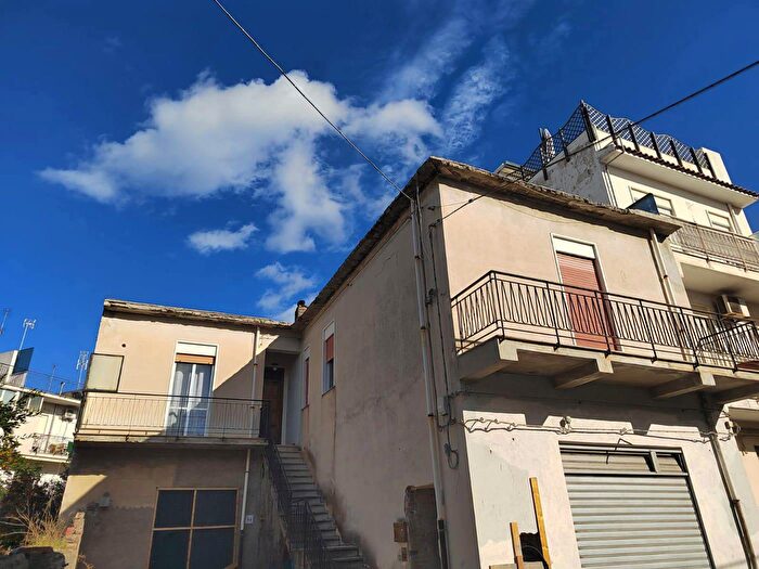 Casa quadrilocale in vendita in Via Pozzo Caliri, Barcellona Pozzo Di Gotto
