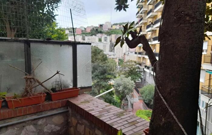 Appartamento quadrilocale in vendita in Via dei Cinque Santi, Genova