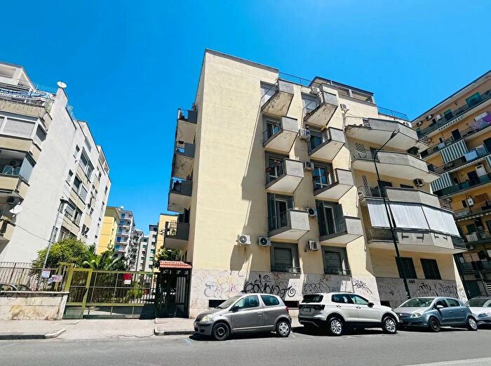 Appartamento trilocale in vendita in Via Benedetto Cariteo, Napoli