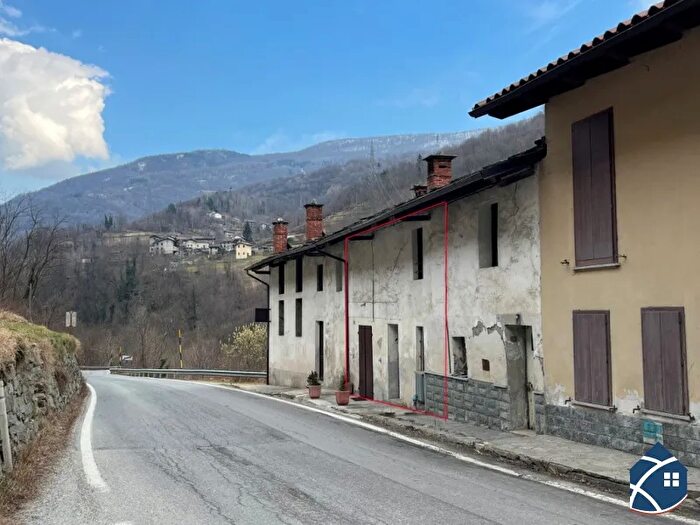 Casa con 6 locali in vendita in Perrero