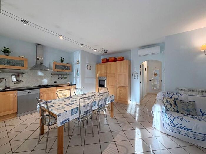 Appartamento trilocale in affitto in Via Giosuè Carducci, Lido di Camaiore, Camaiore