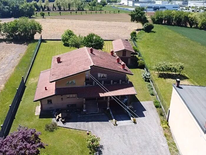 Casa con 6 locali in vendita in Via Rodeano, Dignano