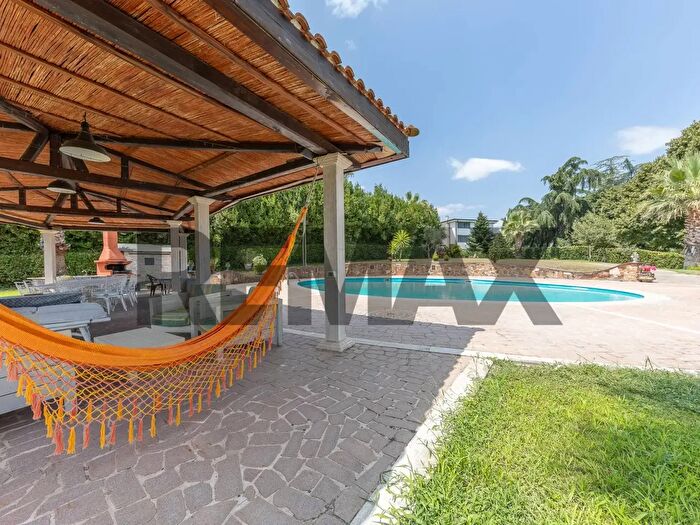 Casa con 10 locali in vendita in Via della Giustiniana, Roma