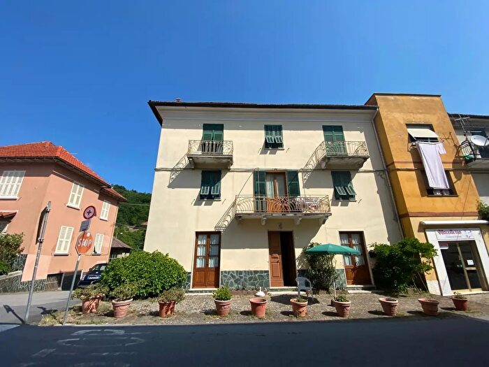 Appartamento con 14 locali in vendita in Via Stefano Ramorino, Urbe
