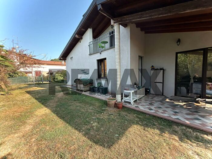 Casa con 6 locali in vendita in Via Carducci a, Gazzada Schianno