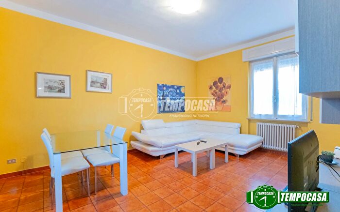 Casa con 6 locali in vendita in Via I Maggio, Magenta