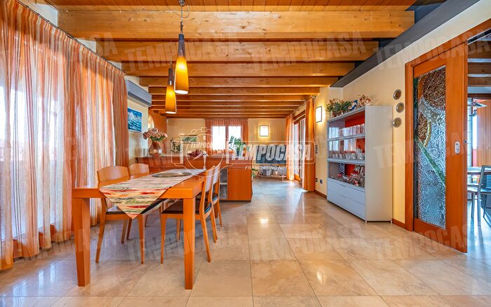 Appartamento con 5 locali in vendita in Seriate