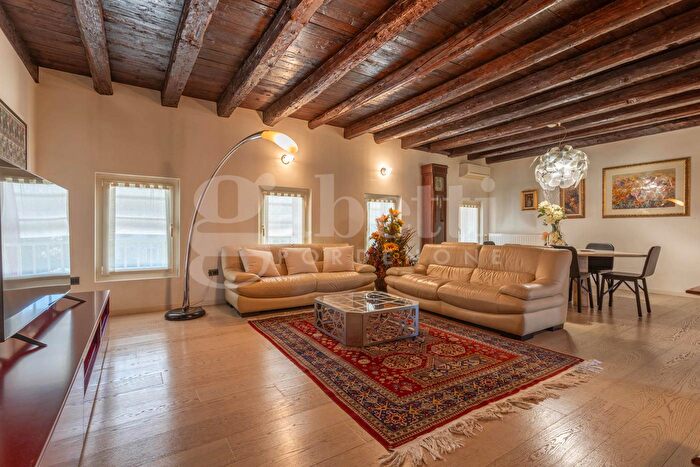 Casa con 8 locali in vendita in Via Mazzini, Cordenons