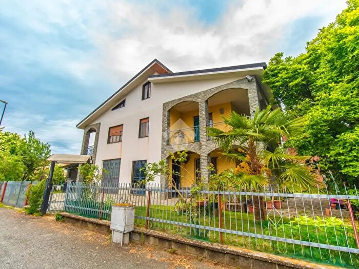 Casa con 8 locali in vendita in Via General Perotti, Leini